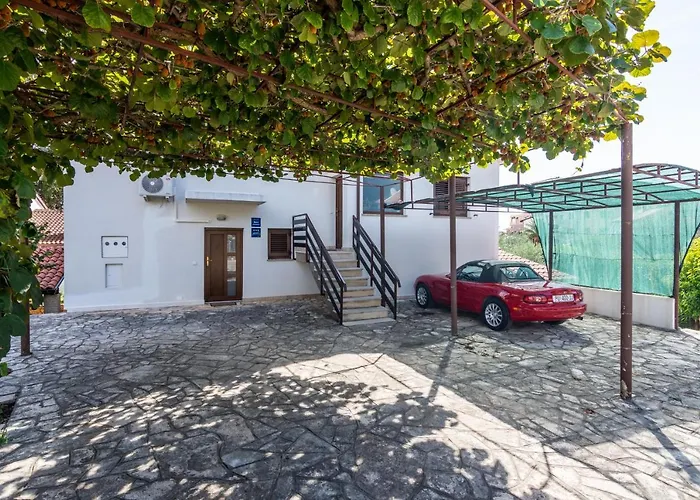 Pjescana Uvala 7349a * Πούλα